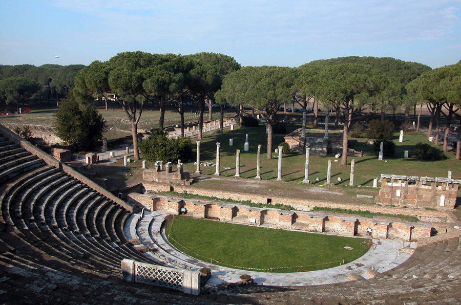 ローマ遺跡で御馴染みの円形劇場